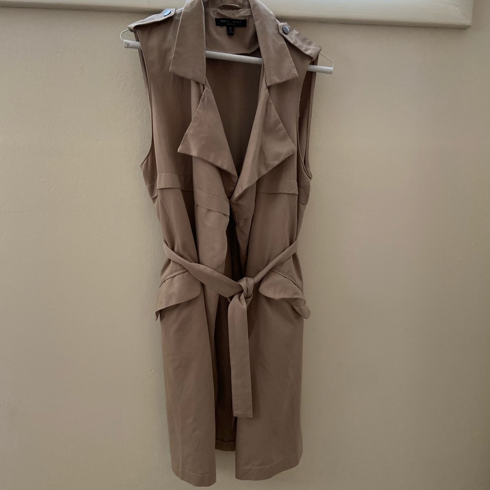 Sleeveless trench